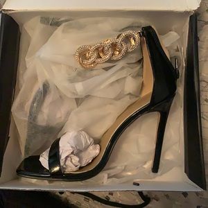 Brand new black heel with gold ankle chain